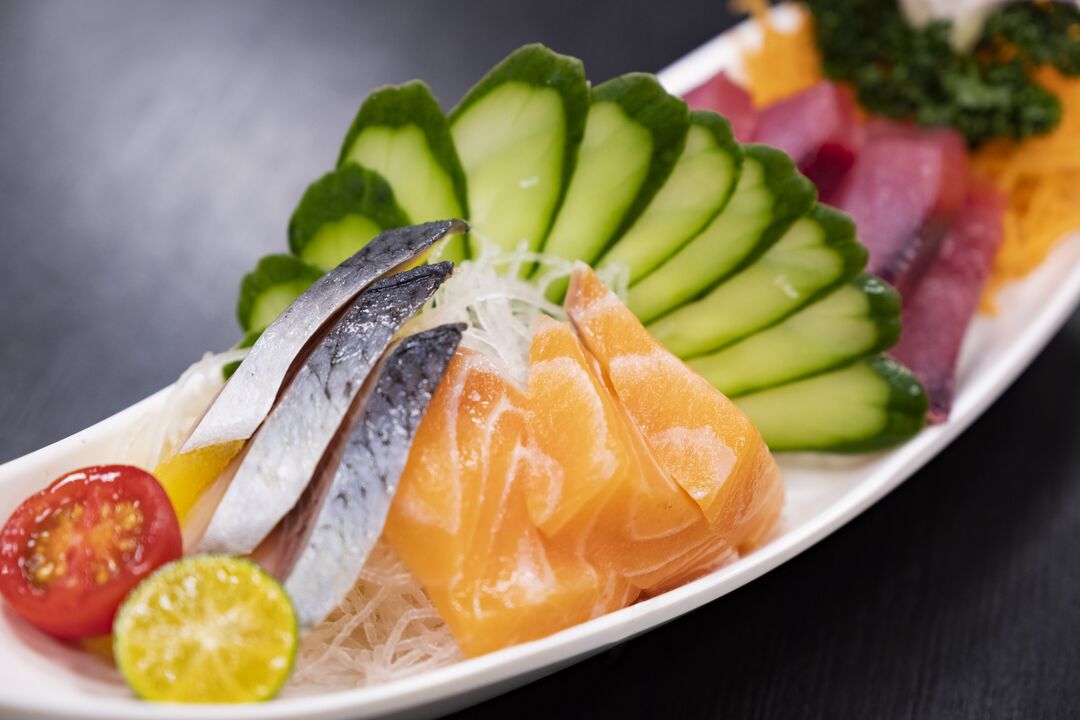El pescado y las verduras son partes saludables de una dieta cetogénica baja en carbohidratos